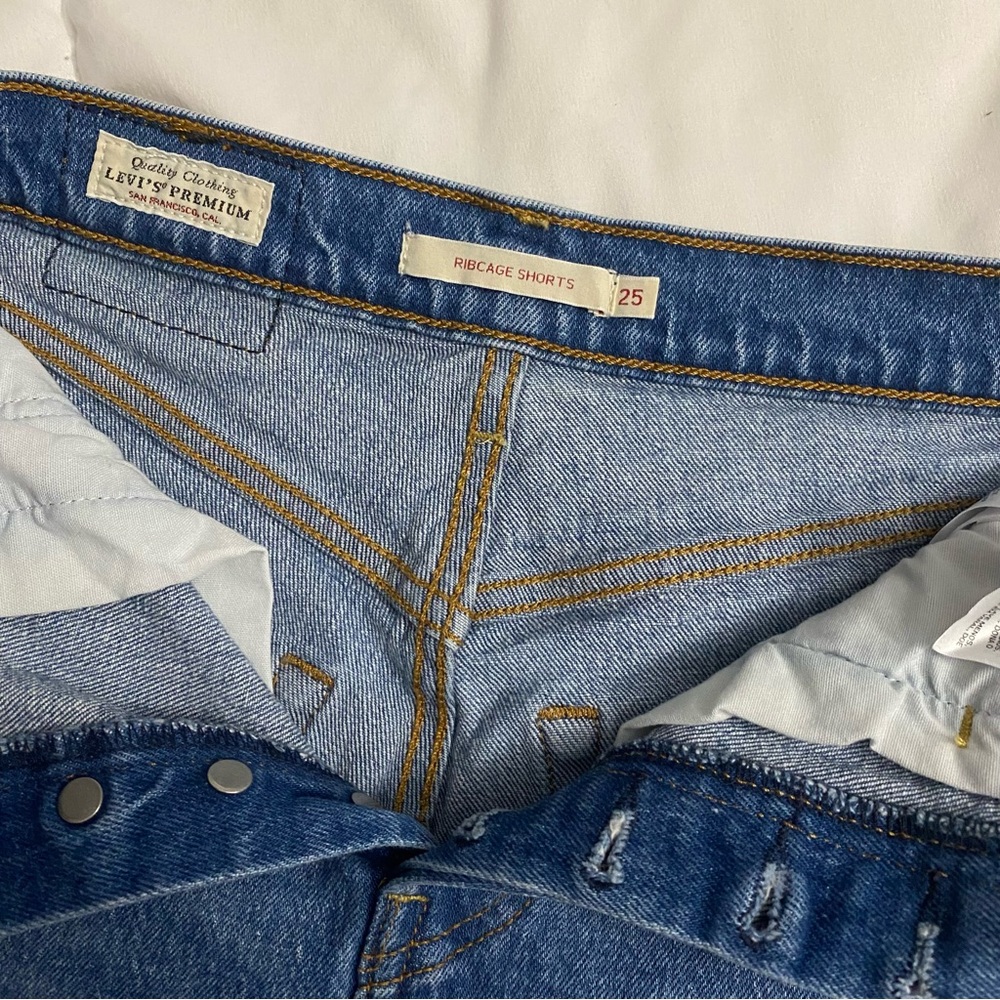 Levis Ribcage Shorts - Picture 5 of 8